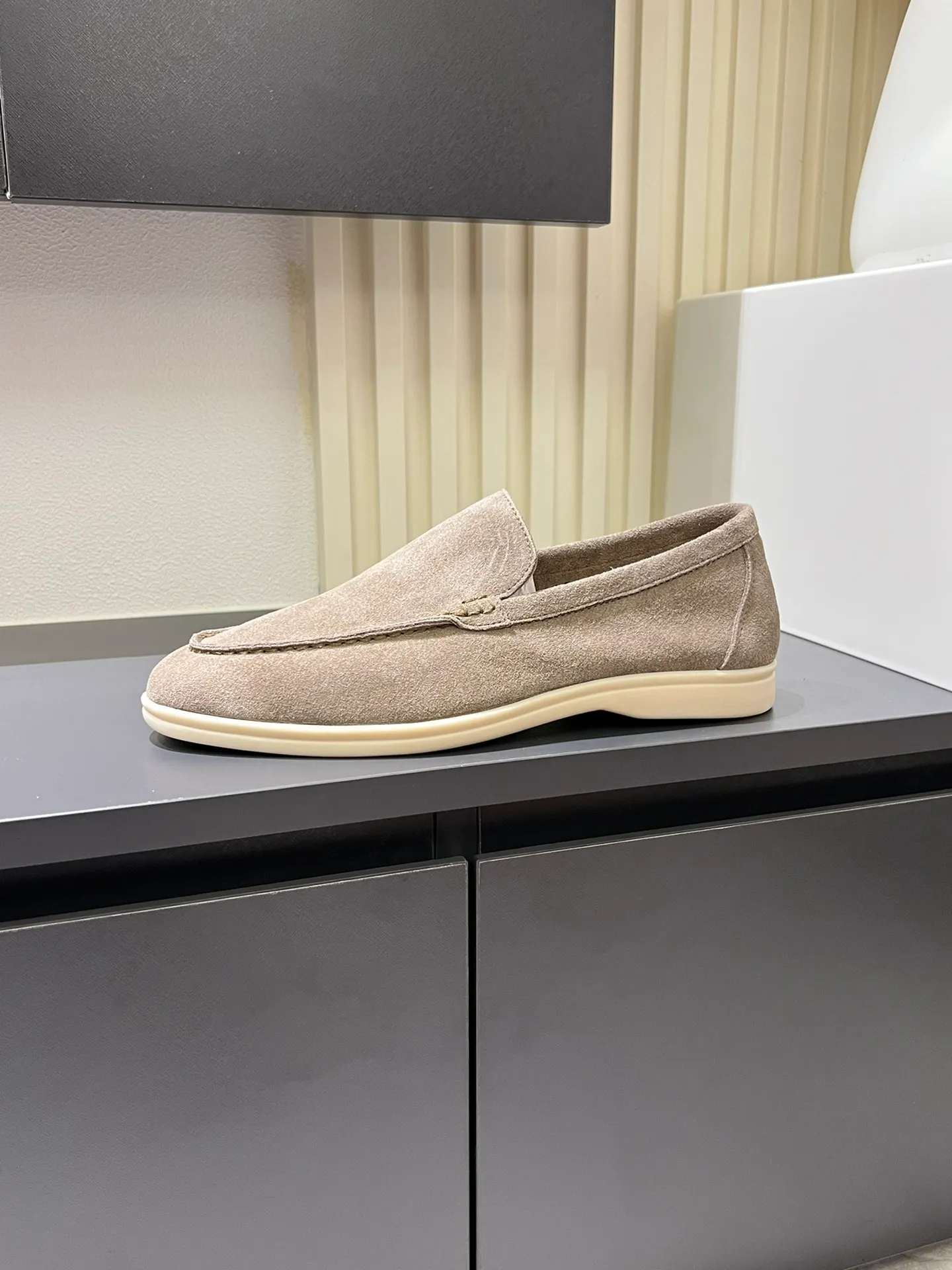 Men's shoes 💰p360 "Loro men's shoes 💰pian'*" Classic L men's shoes for couples 💰p Top version British flat loafers, a must-have item in old money style, the minimalist design is eye-catching and durable, a plus point for dressing The soft foot feel and texture are outstanding. They don’t scratch your feet and are very nice. They are matched with soft and waxy soles. They can be worn daily for a long time without getting tired. They are easy to wear, versatile and classic items, with perfect foot feel and texture! Imported cashmere fabric, the lining is made of imported A-grade water-dyed cow lining, the top version of the genuine leather midsole is sewn with pure handmade mark thread! Size: Female 35-40 (34. Customized) Male 38-44 (45.46. Customized)